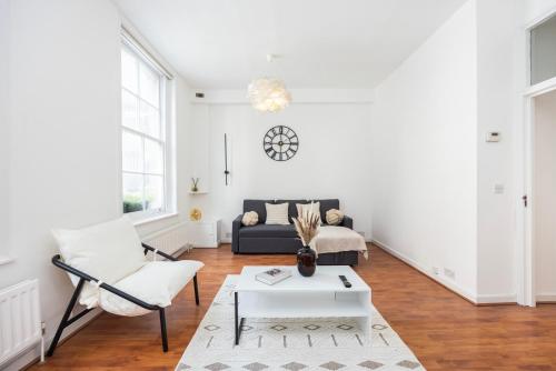 a living room with a couch and a table at Spacious 1 BR London Bridge in London