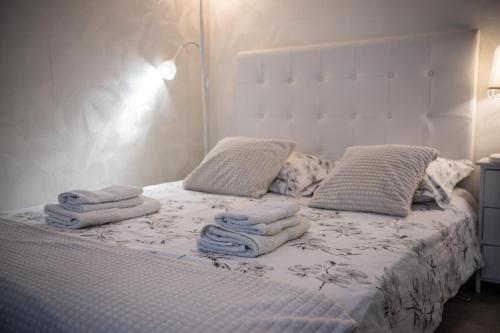 une chambre avec un lit avec des serviettes dessus dans l'établissement Séjour à la source - Opéra, casino, kiosque, à Vichy