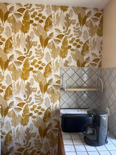 une salle de bain avec un papier peint marron et blanc dans l'établissement Les Gites de Yanaely - Primel, à Juignac