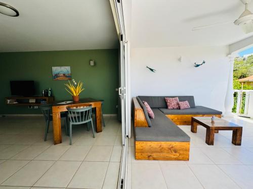 Zona de estar de # Blue Bay Beach - Ocean View Apartments - FULLY AIR CONDITIONED #