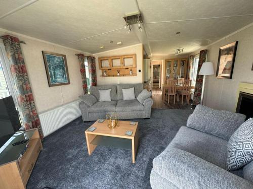 インゴールドメルズにあるMillfields Holiday Park - Knightsbridge Deluxe - Coastal Caravan Breaksのギャラリーの写真