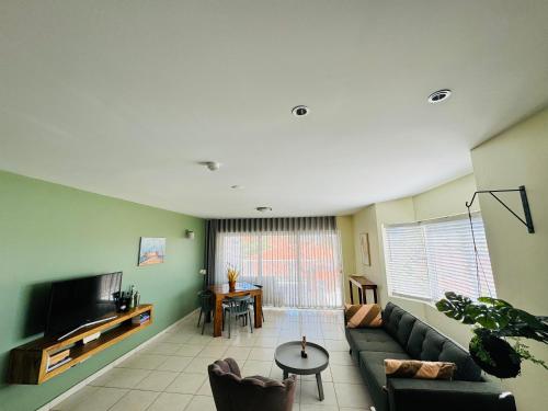 Una televisión o centro de entretenimiento en # Blue Bay Beach - Ocean View Apartments - FULLY AIR CONDITIONED #