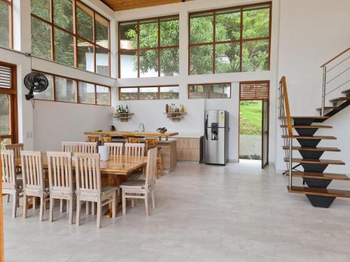 a kitchen and dining room with a table and chairs at CABAÑA FUENTE DE ORO in Prado