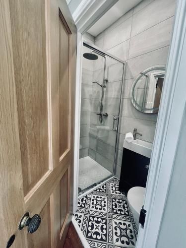 Ένα μπάνιο στο Grey Heron Townhouse