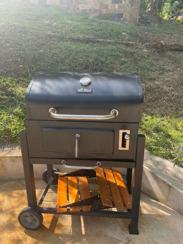 a grill on a cart with a suitcase on it at CABAÑA FUENTE DE ORO in Prado