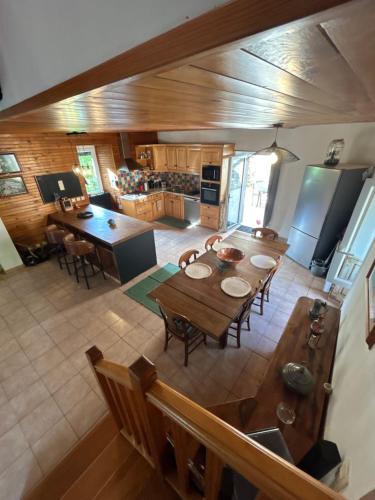 - une vue sur la cuisine et la salle à manger avec une table dans l'établissement Le hameau de bannes deuxième maison, à Morlhon-le-Haut