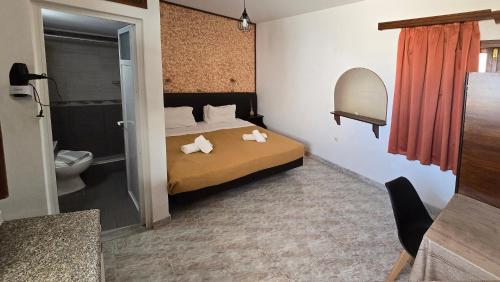 una camera con letto e un bagno con servizi igienici di Lindos Panorama a Líndos