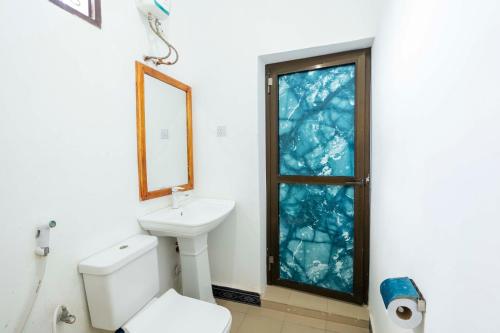 bagno con servizi igienici e finestra. di Mangapwani Beach villa a Fujoni