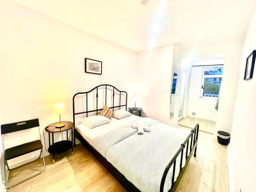 a bedroom with a large bed in a room at SwissPorto Guest House in Porto