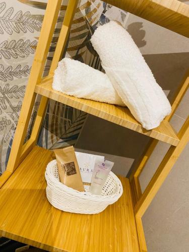 a shelf with a basket of towels on it at Bell'Arè in Barletta