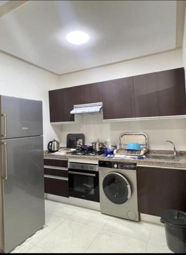 uma cozinha com uma máquina de lavar roupa e uma máquina de lavar louça em Apart Nador de Luxe 1 em Nador