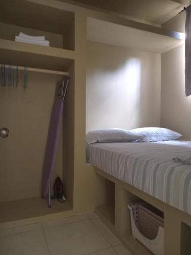 - une petite chambre avec un lit et une douche dans l'établissement Cozy Apt 15 minutes to Castries Ferry & Rodney Bay, à Castries