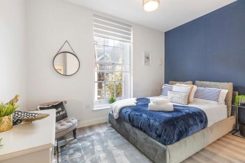 a bedroom with a bed and a window at Ipswich Town center Gem Sleep 5 in Ipswich