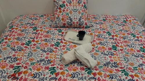 un lit avec un thermomètre et des serviettes. dans l'établissement Winter Palace Beauséjour, à Cannes