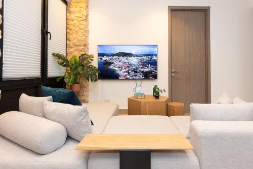 ein Wohnzimmer mit einem weißen Sofa und einem Tisch in der Unterkunft La Cuadra Apartments By Acomodo in Panama-Stadt
