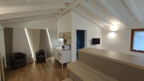 una habitación con 2 sillas y un mostrador en un edificio en Agriturismo Cjargnei en Povoletto