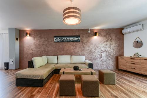 - un salon avec un canapé et une table basse dans l'établissement Villa Luka, à Donje Raštane