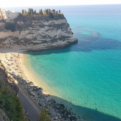 an aerial view of a beach on a cliff at Appartamento 140 mq a pochi minuti da Tropea, 2 bagni in Le Pioppe