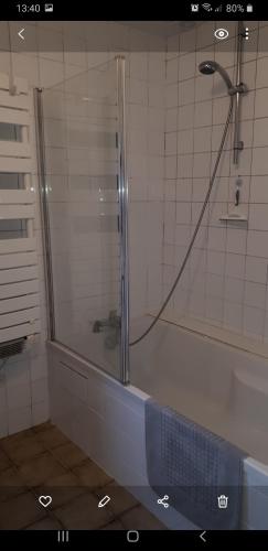 Ένα μπάνιο στο 1 à 2 Chambres chez Valérie Gouffé