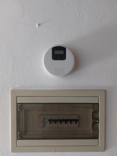 une horloge sur le plafond d'une pièce dans l'établissement Casa Valsugana Lagorai, à Roncegno