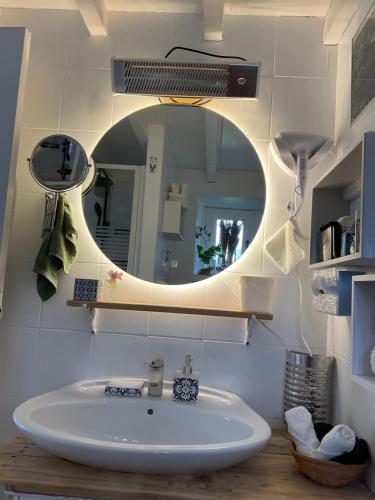 Ένα μπάνιο στο Chambre d'hôtes chez Maguy B-Villa Makeire