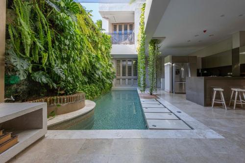 a swimming pool in the middle of a house at Casa Charlie´s Can in Cartagena de Indias