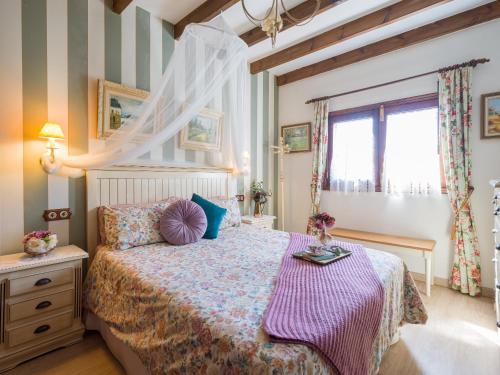 ベガ・デ・サン・マテオにあるCa Bellavistaのベッドルーム(紫色の掛け布団付きのベッド1台付)