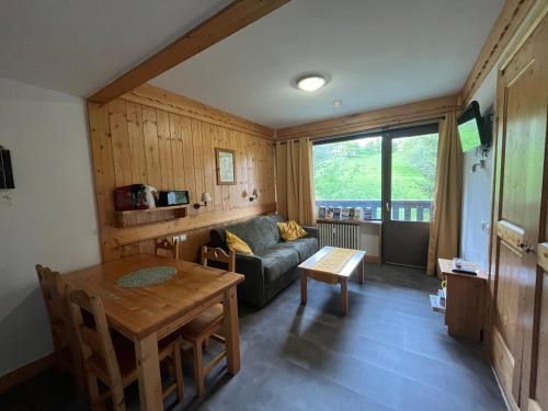 a living room with a couch and a table at appartement T2 pour 6 personnes à Combloux in Combloux