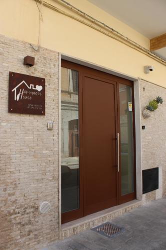 una porta sul lato di un edificio di HappynessHouse_Locazione turistica a Trani
