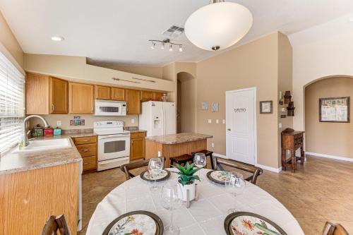 Dapur atau dapur kecil di Sunny Maricopa Getaway with Private Pool and Fire Pit!