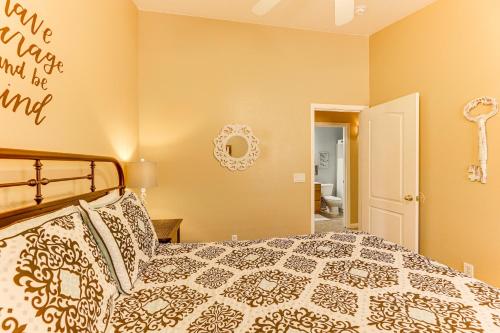 Katil atau katil-katil dalam bilik di Sunny Maricopa Getaway with Private Pool and Fire Pit!