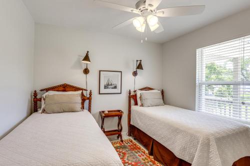 2 camas en un dormitorio con ventilador de techo en The Palm Bay St Louis Home - Walk to Beach! en Waveland