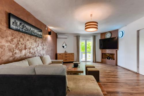 - un salon avec un canapé et une cheminée dans l'établissement Villa Luka, à Donje Raštane