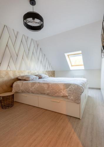 - une chambre avec un lit et du parquet dans l'établissement Maison au calme, à Bayeux