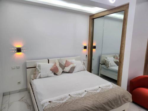 เตียงในห้องที่ Résidence AICHA ROSE