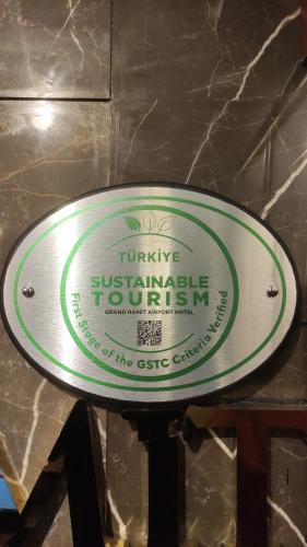 Un cartel que dice cúrcuma turismo sostenible en una mesa en GRAND HAMİT By Karadayı Airport Hotel, en Arnavutköy