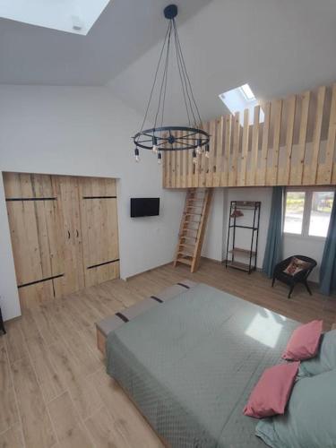 - une chambre avec un lit dans une pièce avec une échelle dans l'établissement Gîte les Caunes, à Mazan