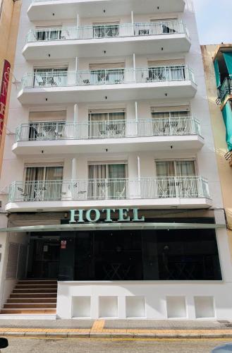 un edificio de hotel con un cartel de hotel en Fleming Center by Punta 25 Hotels Group, en Benidorm