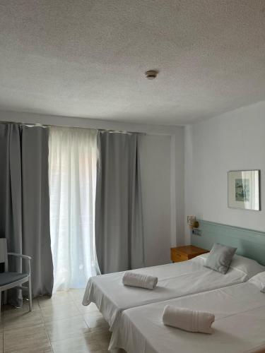 1 dormitorio con 2 camas y ventana en Fleming Center by Punta 25 Hotels Group, en Benidorm