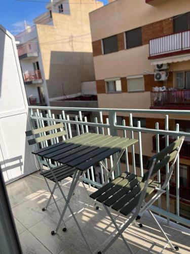 una mesa verde y sillas en el balcón en Fleming Center by Punta 25 Hotels Group, en Benidorm