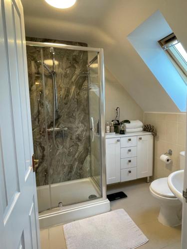 uma casa de banho com um chuveiro e um WC. em Cheshire Retreat em Middlewich