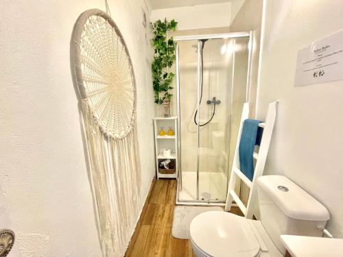 een badkamer met een douche en een toilet bij Casa Cacaus in Vales