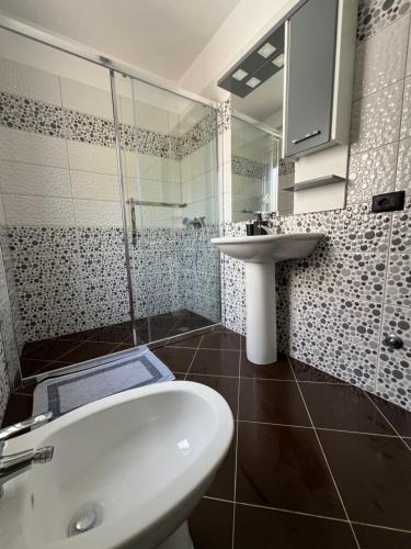 uma casa de banho com um lavatório, um WC e uma banheira em Sandy Shores Residence em Shëngjin