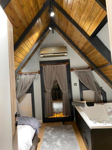 a bedroom with a bed and a sink in a room at BİTEK BUNGALOV in Trabzon