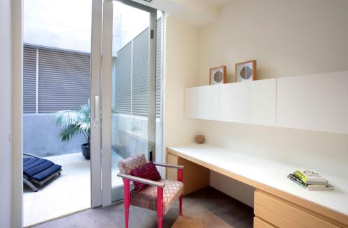 una oficina con escritorio y silla en Boutique Stays - The Residence, en Melbourne