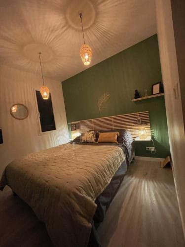 une chambre avec un grand lit avec un mur végétal dans l'établissement ANGRESSE Villa Chris à 10 min d'HOSSEGOR, à Angresse