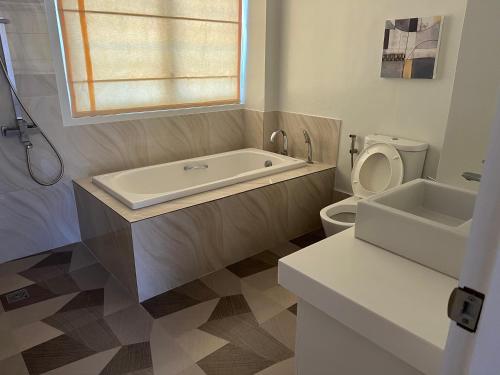 Un baño de Creys Condo 3 at Pico De Loro Cove