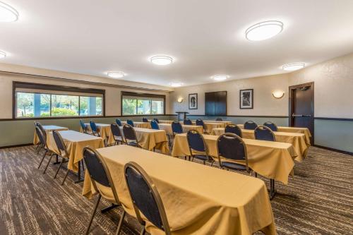 uma sala de conferências com mesas e cadeiras em Best Western Plus Wine Country Inn & Suites em Santa Rosa
