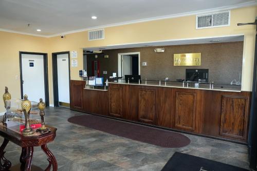 een grote lobby met een bar in een ziekenhuis bij Baymont Inn & Suites in Manning