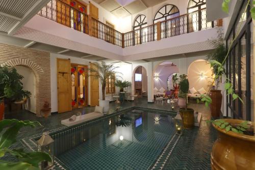 una piscina cubierta en un edificio con arium en Riad Darchica, en Marrakech